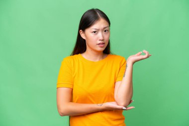 Tecrit edilmiş genç Asyalı kadın kötü bir durum yüzünden hayal kırıklığına uğradı.