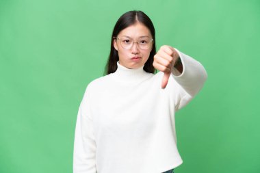 Tecrit edilmiş bir geçmişi olan genç Asyalı kadın kendini işaret ediyor.