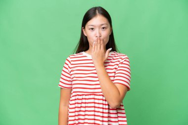 Tecrit edilmiş genç Asyalı kadın güçlü bir jest yapıyor.