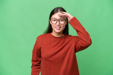 Tecrit edilmiş geçmişi olan Asyalı genç bir kadın avuç içlerini bir arada tutuyor. İnsan bir şey ister.