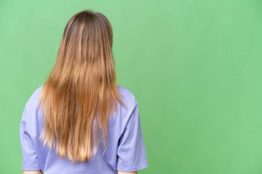 Arka planda izole edilmiş genç ve güzel bir kadın var.