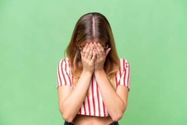 Genç, güzel bir kadın, izole edilmiş, yorgun ve hasta bir yüzü var.