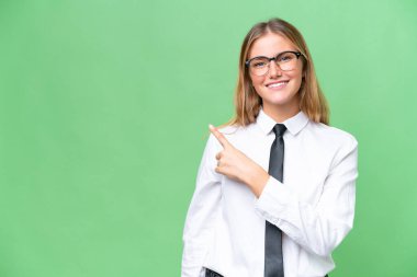 Tecrit edilmiş bir geçmişi olan beyaz bir kadın bir ürünü sunmak için kenarı işaret ediyor.