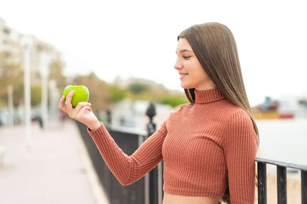 Teenager Mädchen Mit Einem Apfel Freien Mit Glücklichem Gesichtsausdruck — Stockfoto