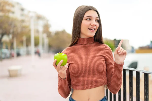 Teenager Mädchen Mit Einem Apfel Freien Der Absicht Die Lösung — Stockfoto