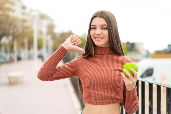Teenager Mädchen Mit Einem Apfel Freien Stolz Und Selbstzufrieden — Stockfoto