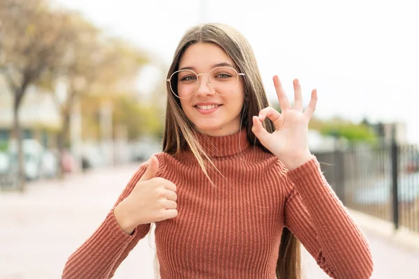 Дівчина Підліток Відкритому Повітрі Окулярами Робить Добре Знак — стокове фото