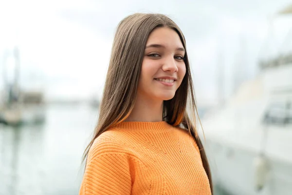 Adolescente Chica Aire Libre Con Expresión Feliz — Foto de Stock