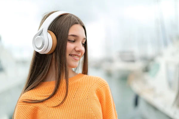 Εφηβική Κοπέλα Εξωτερικούς Χώρους Ακούγοντας Μουσική — Φωτογραφία Αρχείου