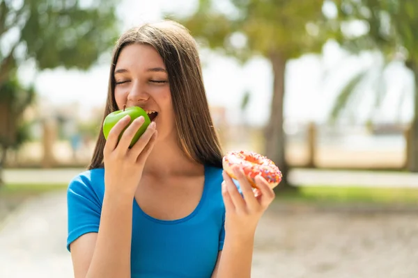 Menina Adolescente Livre Segurando Maçã Donut — Fotografia de Stock