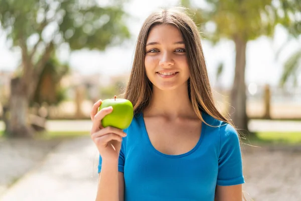 Tini Lány Szabadban Egy Almával — Stock Fotó