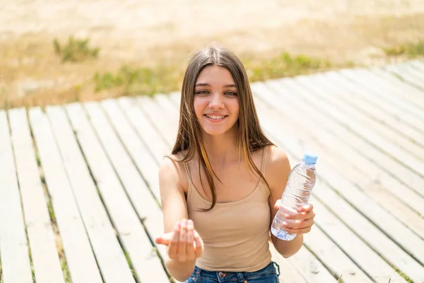 Egy Tinédzser Lány Egy Üveg Vízzel Szabadban Aki Kézen Fogva — Stock Fotó
