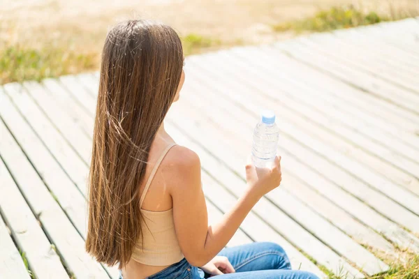 Adolescente Chica Con Una Botella Agua Aire Libre Posición Trasera —  Fotos de Stock