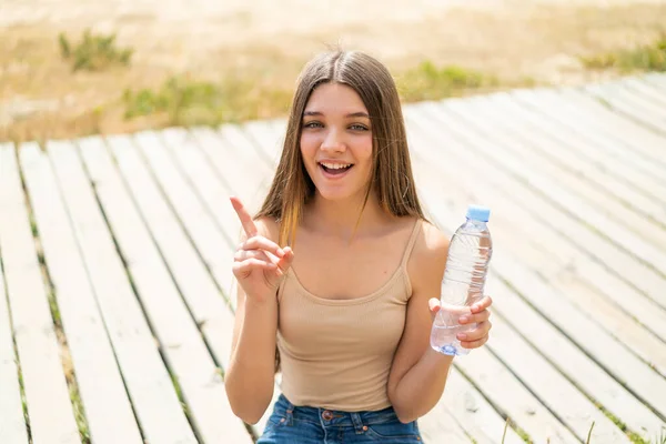 Adolescente Com Uma Garrafa Água Livre Apontando Para Uma Ótima — Fotografia de Stock