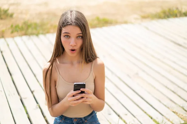 Ragazza Adolescente All Aperto Guardando Fotocamera Durante Utilizzo Del Cellulare — Foto Stock