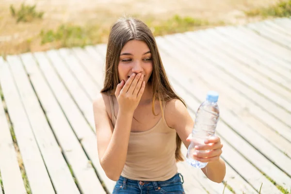 Tiener Meisje Met Een Fles Water Buiten Met Verrassing Geschokt — Stockfoto