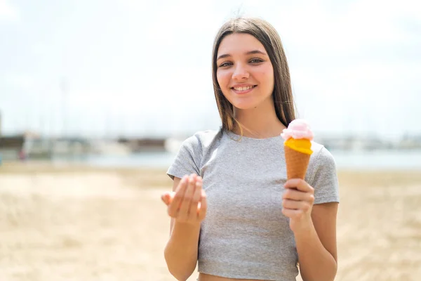 手ぶらで来るために招待屋外でコーンアイスクリームを持つ10代の女の子 来てくれて嬉しい — ストック写真