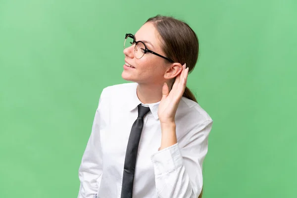 Young Business Caucasian Woman Isolated Background Listening Something Putting Hand — Stockfoto