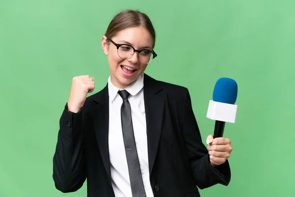 Joven Presentadora Televisión Mujer Caucásica Sobre Fondo Aislado Celebrando Una — Foto de Stock