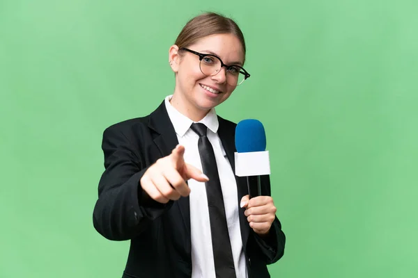 Joven Presentador Televisión Mujer Caucásica Sobre Aislado Fondo Señala Dedo —  Fotos de Stock