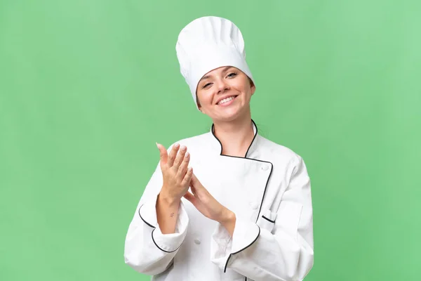 Mladý Kuchař Žena Přes Izolované Zelené Pozadí — Stock fotografie