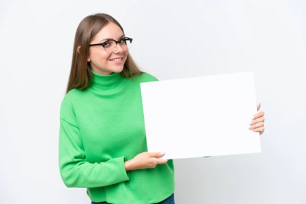 Mladá Běloška Izolovaná Bílém Pozadí Drží Prázdný Plakát Šťastným Výrazem — Stock fotografie