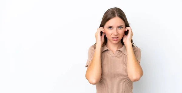 若いリトアニアの女性は 白い背景に不満とカバー耳に隔離 — ストック写真