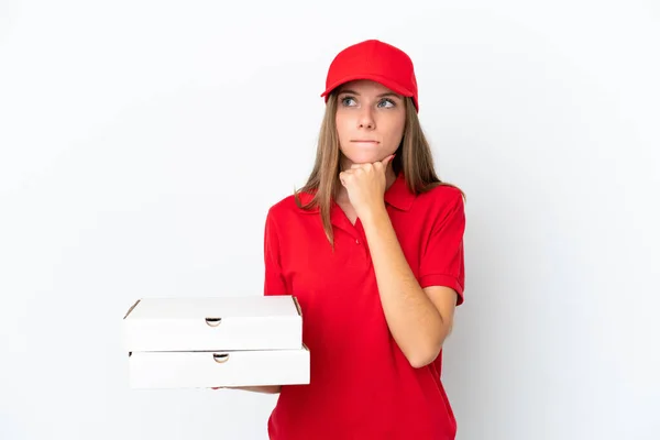 Pizza Entrega Lituana Mulher Isolada Fundo Branco Com Dúvidas Pensamento — Fotografia de Stock