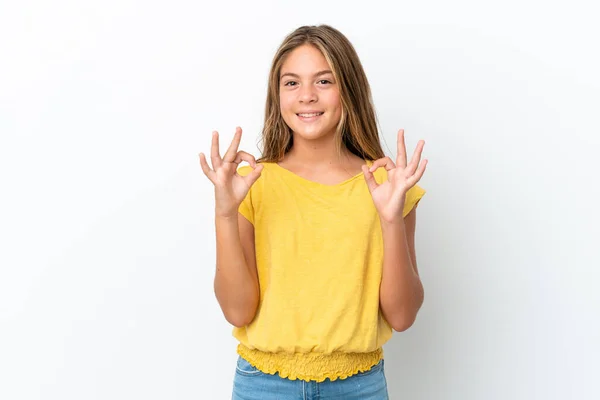小さなCaucasian女の子絶縁上の白い背景ショーOk Signとともに二本の手 — ストック写真