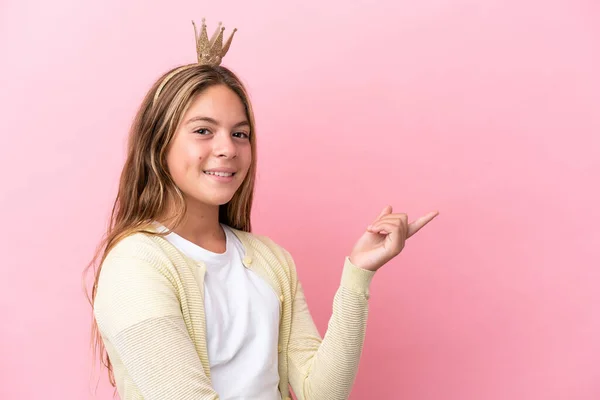 Mała Księżniczka Koroną Izolowane Różowym Tle Wskazując Palcem Bok — Zdjęcie stockowe