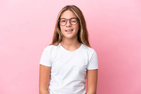 Pequena Menina Caucasiana Isolado Fundo Rosa Com Óculos Expressão Feliz — Fotografia de Stock