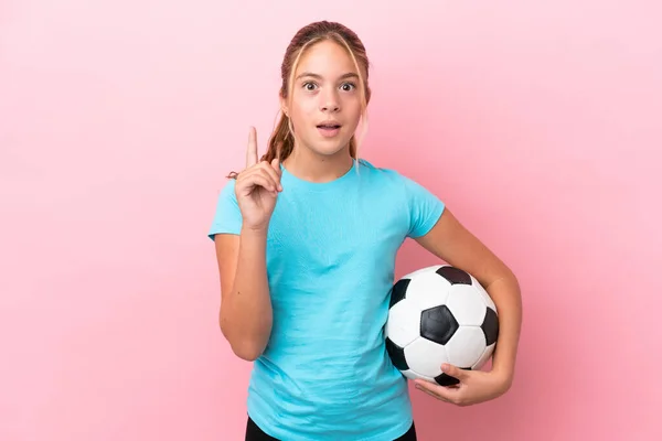 Маленькая Девочка Футболистка Изолирована Розовом Фоне Думая Идея Указывает Пальцем — стоковое фото