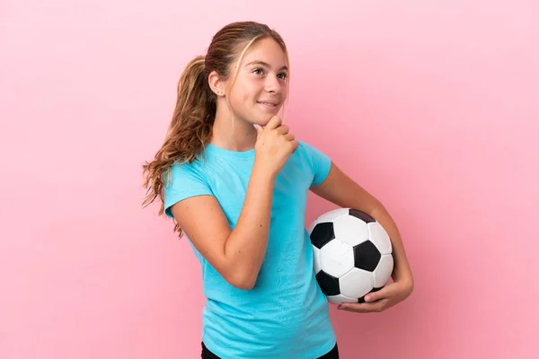 Little Piłkarz Dziewczyna Izolowane Różowym Tle Patrząc Bok Uśmiechnięty — Zdjęcie stockowe