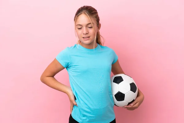 Liten Fotbollsspelare Flicka Isolerad Rosa Bakgrund Lider Ryggvärk För Att — Stockfoto
