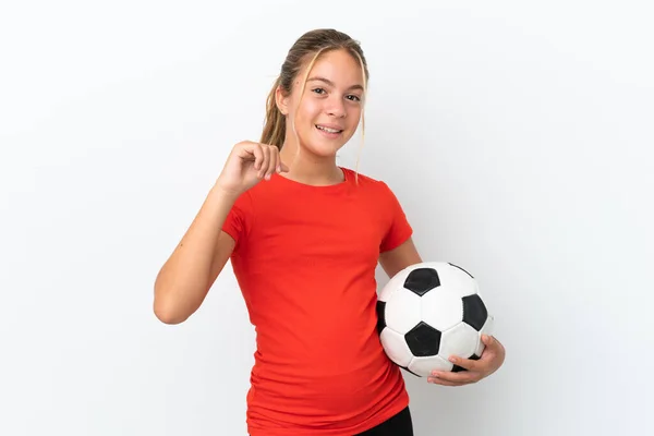 배경에 축구공을 고립된 코카서스 소녀는 자신을 자랑스럽게 — 스톡 사진