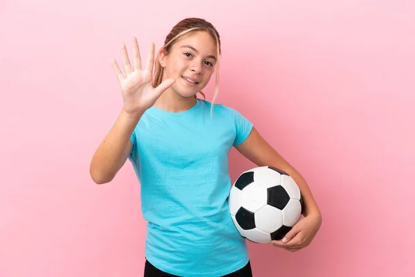 Little Football Speler Meisje Geïsoleerd Roze Achtergrond Tellen Vijf Met — Stockfoto