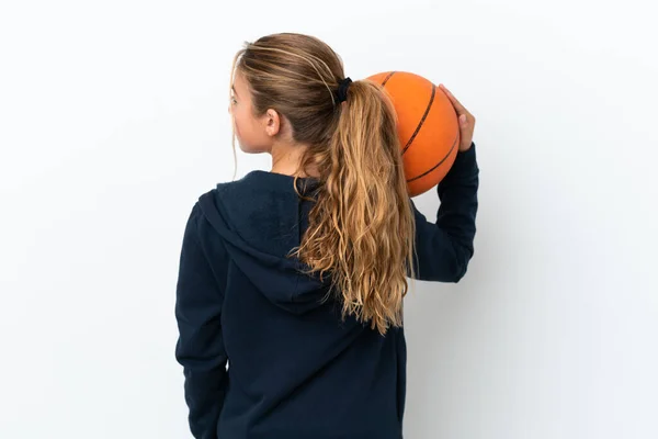 Маленькая Белая Девочка Белом Фоне Играет Баскетбол Задней Позиции — стоковое фото