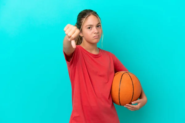 Mały Kaukaski Dziewczyna Gra Koszykówkę Odizolowany Niebieskim Tle Pokazuje Kciuk — Zdjęcie stockowe