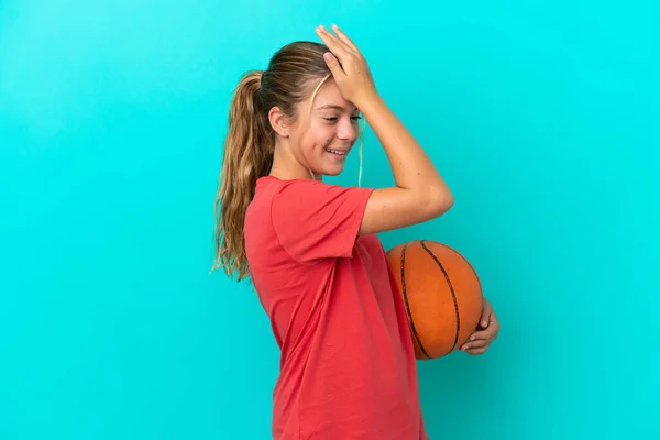青い背景に隔離されたバスケットボールをしている小さな白人の女の子は何かを実現し 解決策を意図しています — ストック写真