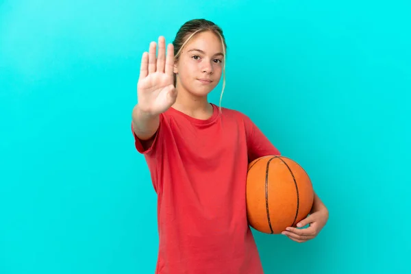 Malá Kavkazská Dívka Hraje Basketbal Izolované Modrém Pozadí Takže Stop — Stock fotografie