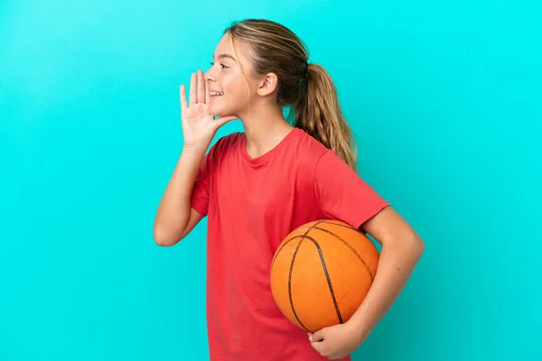 Gadis Kaukasia Kecil Bermain Basket Terisolasi Latar Belakang Biru Berteriak — Stok Foto