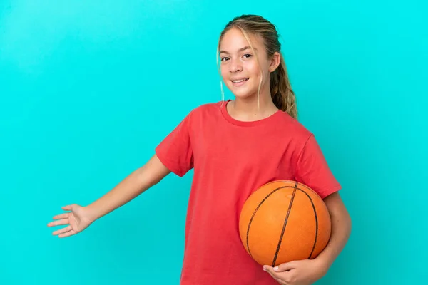 Menina Caucasiana Jogar Basquete Isolado Fundo Azul Estendendo Mãos Para — Fotografia de Stock