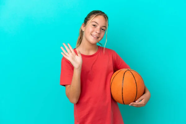 Pequeña Chica Caucásica Jugando Baloncesto Aislado Sobre Fondo Azul Saludando —  Fotos de Stock