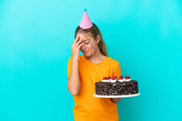 Pequeña Chica Caucásica Sosteniendo Pastel Cumpleaños Aislado Sobre Fondo Azul —  Fotos de Stock