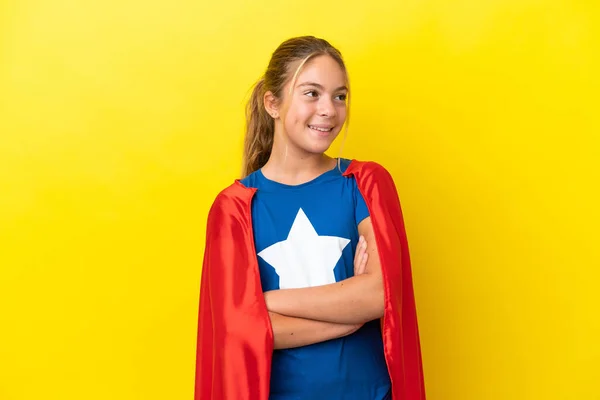 Super Hero Klein Meisje Geïsoleerd Gele Achtergrond Gelukkig Glimlachend — Stockfoto