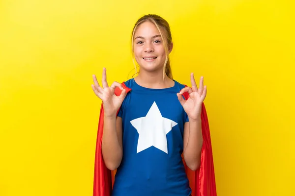 Super Hero Kleines Mädchen Isoliert Auf Gelbem Hintergrund Zeigt Ein — Stockfoto