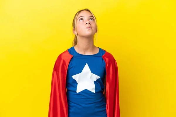 Super Hero Klein Meisje Geïsoleerd Gele Achtergrond Zoek Omhoog — Stockfoto