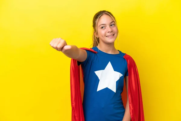 Super Hero Kleines Mädchen Isoliert Auf Gelbem Hintergrund Gibt Eine — Stockfoto
