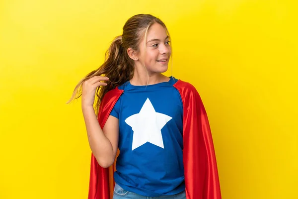 スーパーヒーロー女の子孤立した上に黄色の背景考え方 — ストック写真