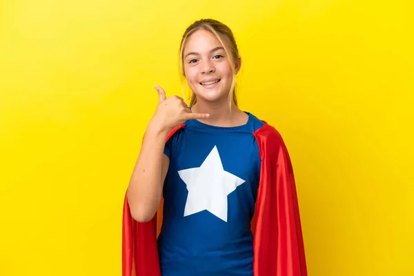 Super Hero Kleines Mädchen Isoliert Auf Gelbem Hintergrund Macht Handygeste — Stockfoto